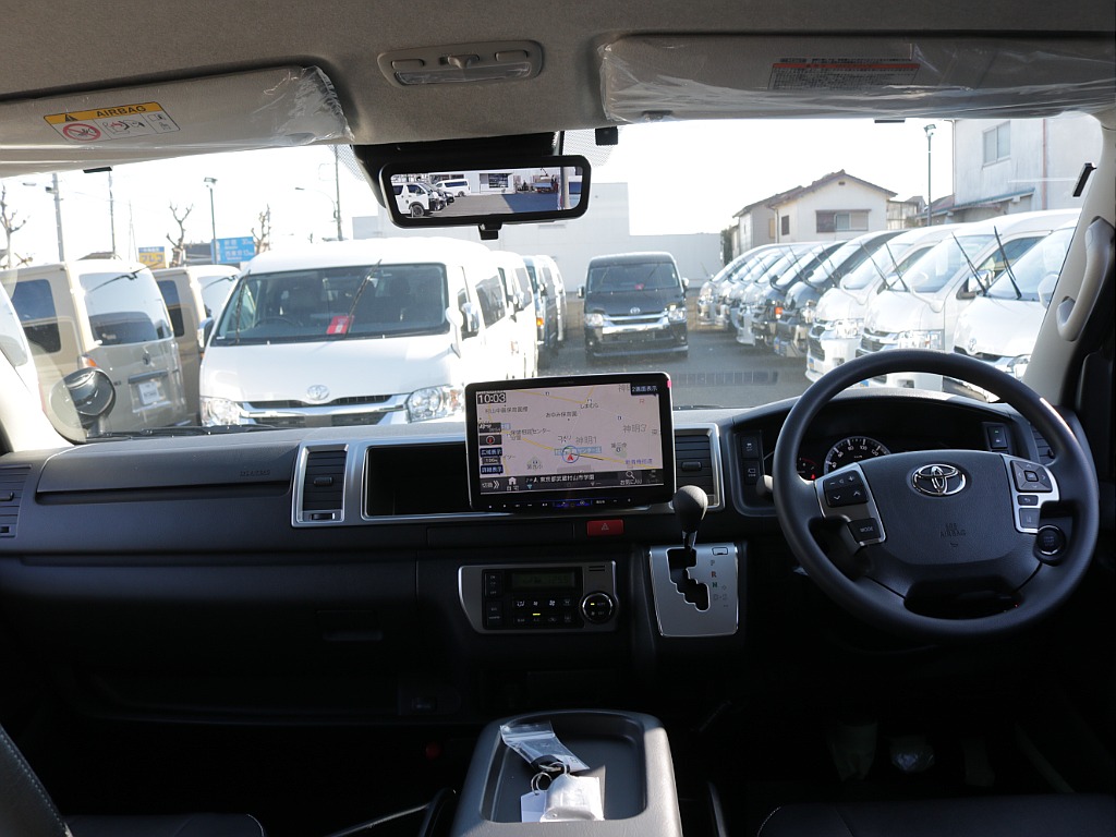 新車ハイエースワゴンＧＬリラクシングシートアレンジ施工済み大画面アルパインツインナビパッケージ装備！オリジナルフロントスポイラーオリジナル１７インチアルミ１．５インチダウンオーバーフェンダーテール装備