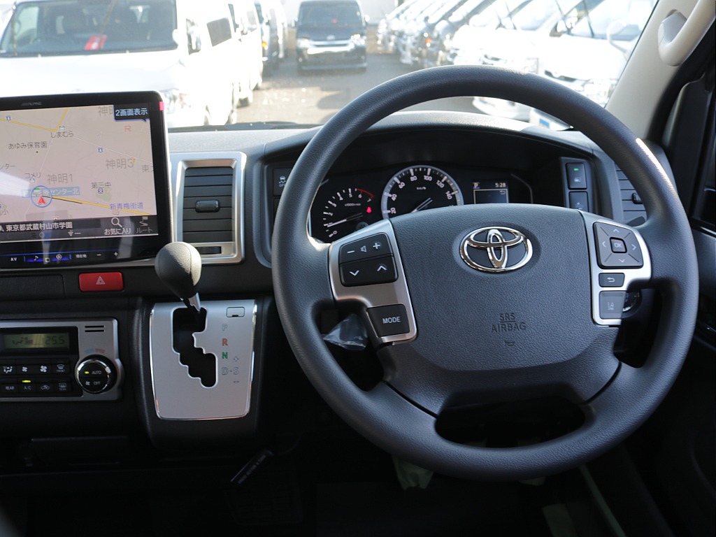 新車ハイエースワゴンＧＬリラクシングシートアレンジ施工済み大画面アルパインツインナビパッケージ装備！オリジナルフロントスポイラーオリジナル１７インチアルミ１．５インチダウンオーバーフェンダーテール装備