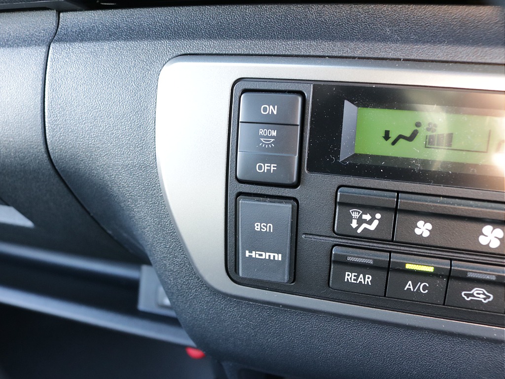 新車ハイエースワゴンＧＬリラクシングシートアレンジ施工済み大画面アルパインツインナビパッケージ装備！オリジナルフロントスポイラーオリジナル１７インチアルミ１．５インチダウンオーバーフェンダーテール装備