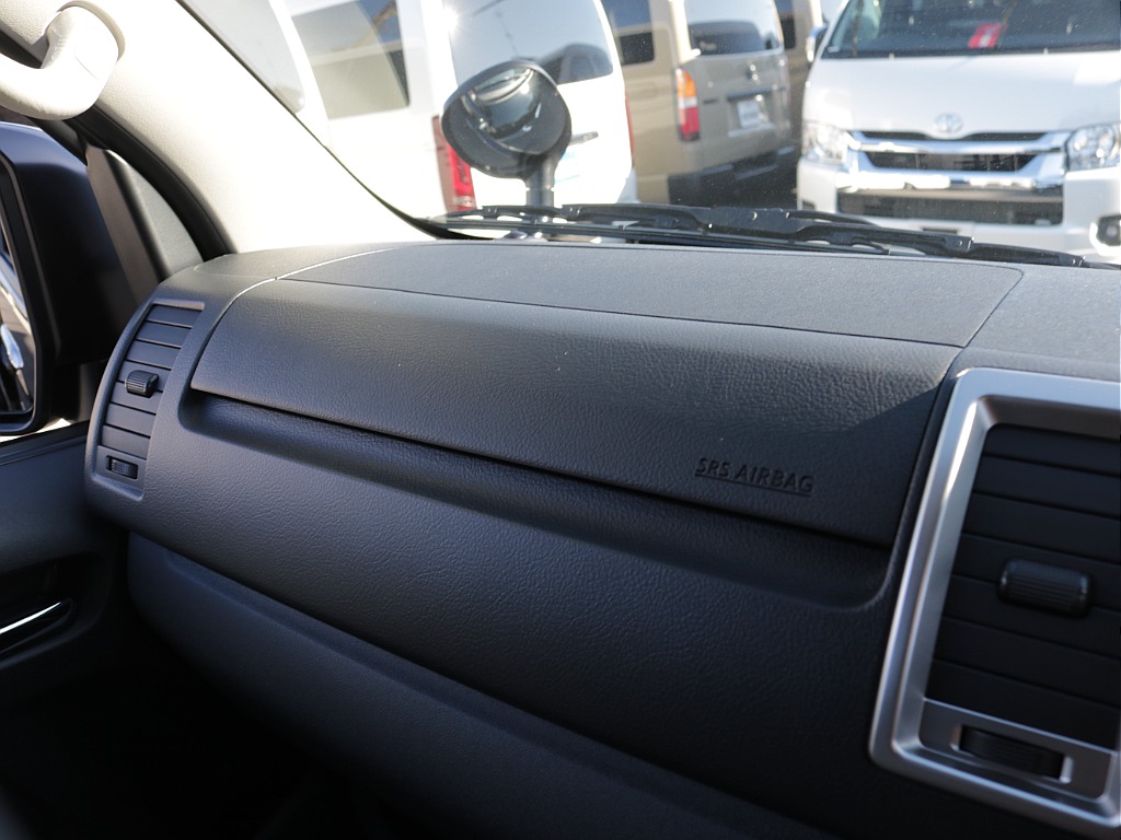 新車ハイエースワゴンＧＬリラクシングシートアレンジ施工済み大画面アルパインツインナビパッケージ装備！オリジナルフロントスポイラーオリジナル１７インチアルミ１．５インチダウンオーバーフェンダーテール装備