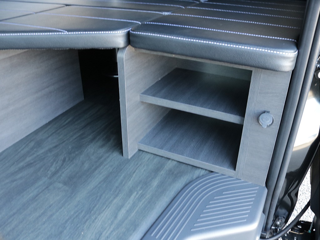 新車ハイエースワゴンＧＬリラクシングシートアレンジ施工済み大画面アルパインツインナビパッケージ装備！オリジナルフロントスポイラーオリジナル１７インチアルミ１．５インチダウンオーバーフェンダーテール装備