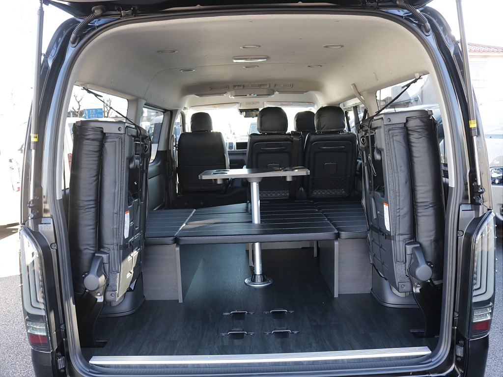 新車ハイエースワゴンＧＬリラクシングシートアレンジ施工済み大画面アルパインツインナビパッケージ装備！オリジナルフロントスポイラーオリジナル１７インチアルミ１．５インチダウンオーバーフェンダーテール装備