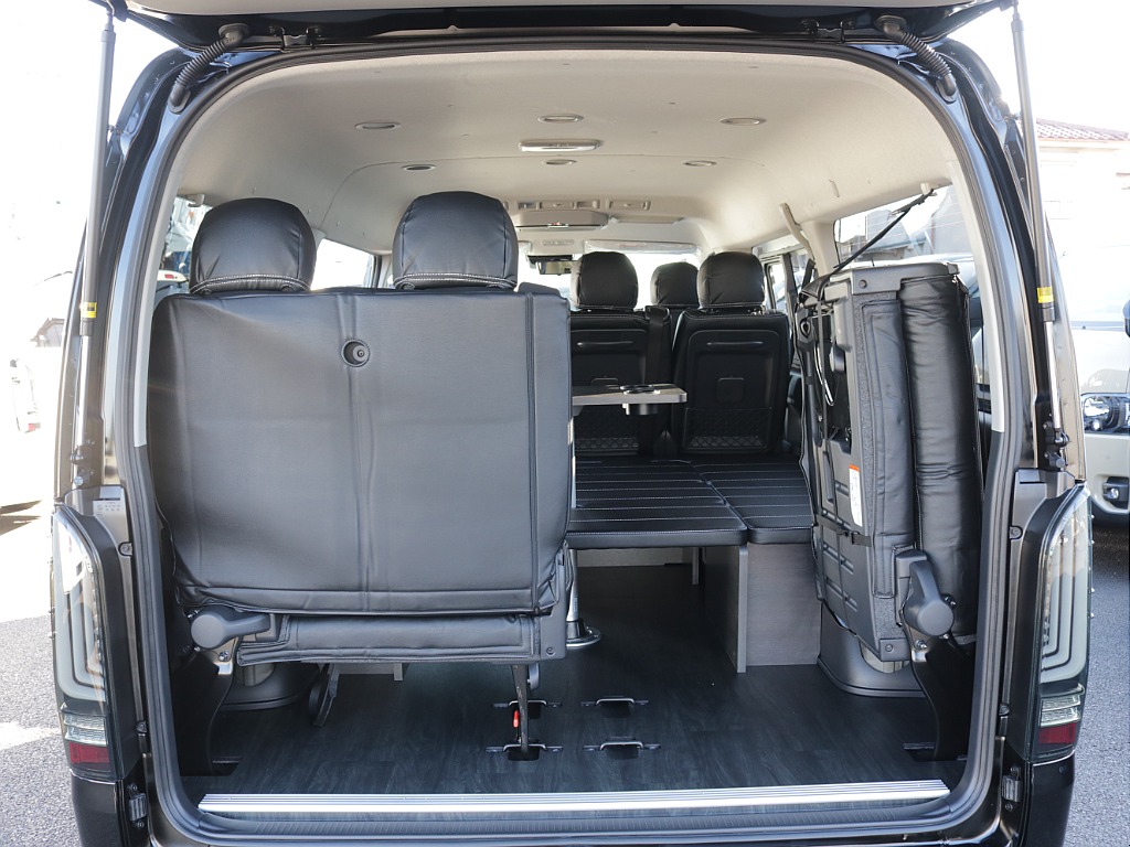 新車ハイエースワゴンＧＬリラクシングシートアレンジ施工済み大画面アルパインツインナビパッケージ装備！オリジナルフロントスポイラーオリジナル１７インチアルミ１．５インチダウンオーバーフェンダーテール装備