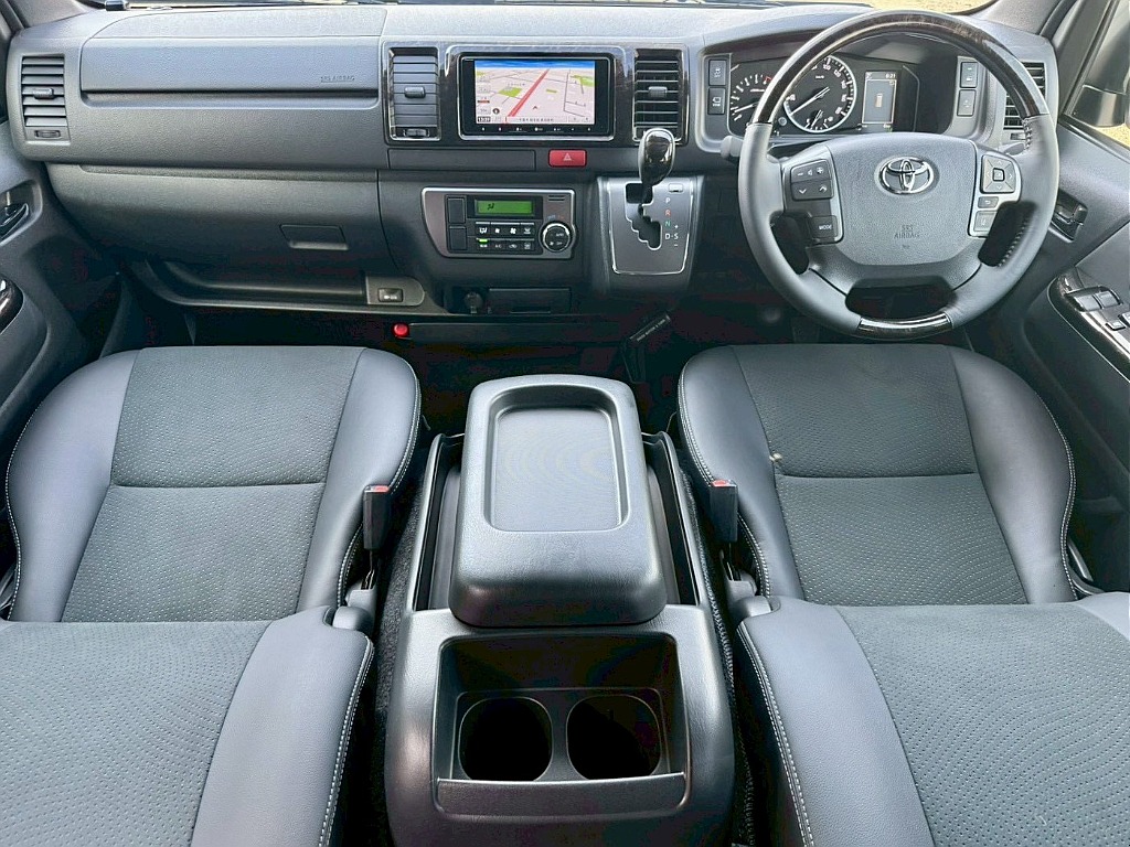 トヨタ ハイエースバン(3枚目)