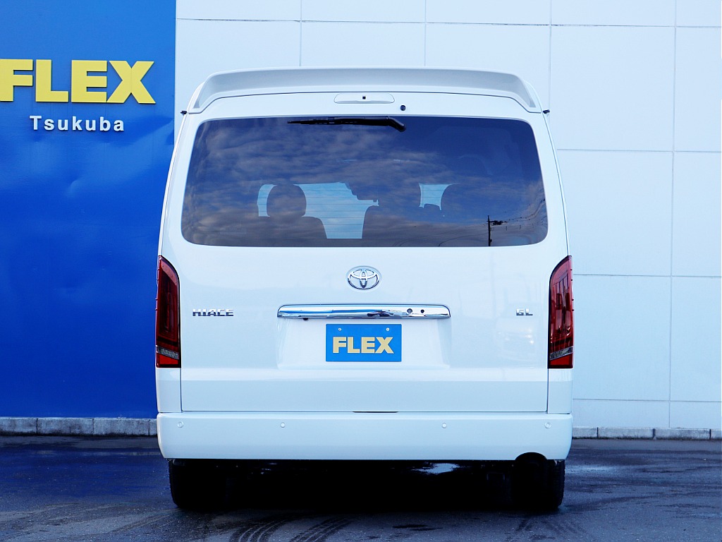 リアビュー☆ ハイエース特有の丸みのあるフォルムです♪