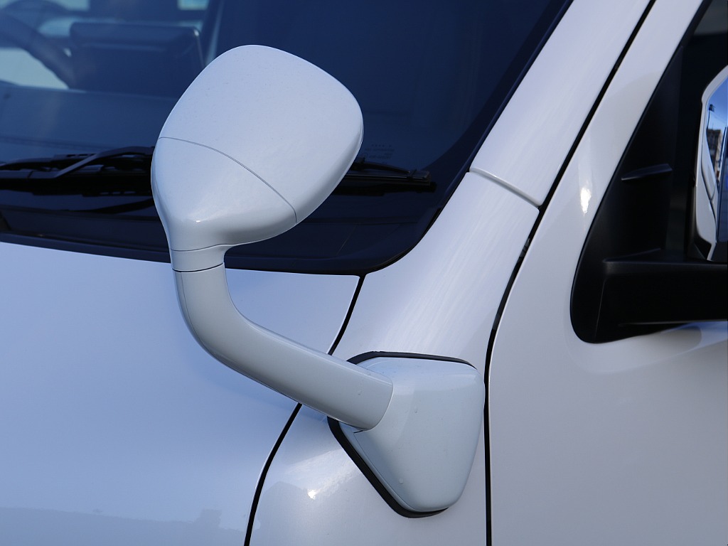 ボディ同色塗装されたコーナーミラー☆