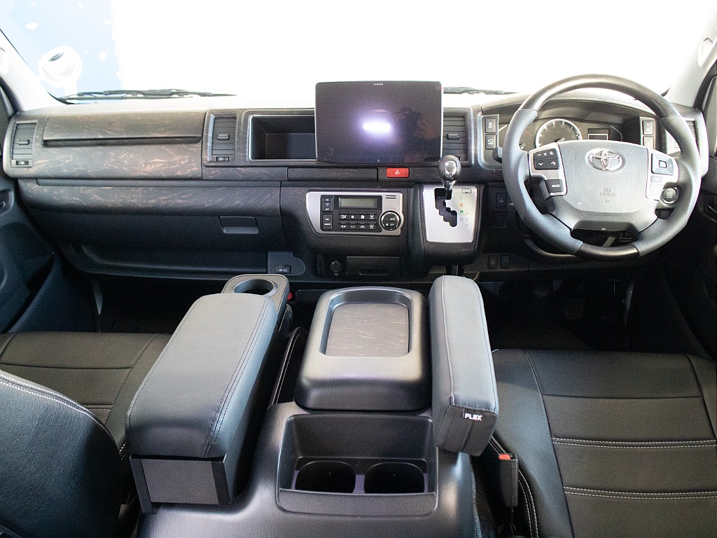 運転席周りのお写真になります！黒木目のインテリアパネル装備で高級感あります！