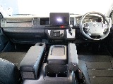 運転席周りのお写真になります！黒木目のインテリアパネル装備で高級感あります！