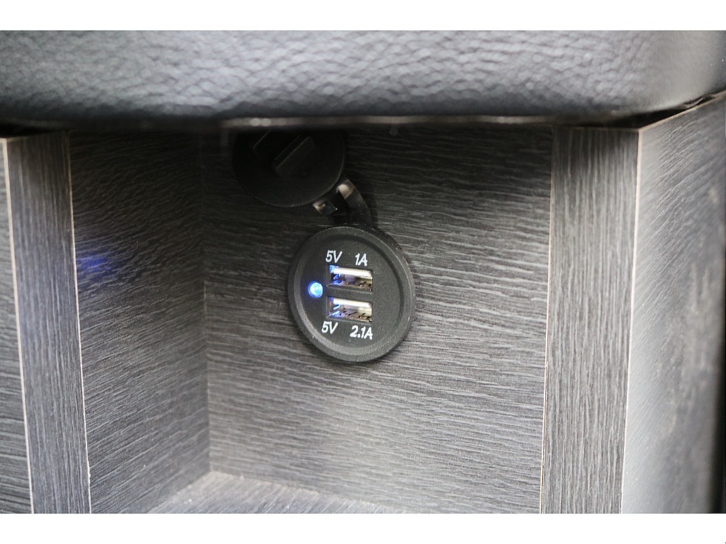 棚にはUSBポート付き！