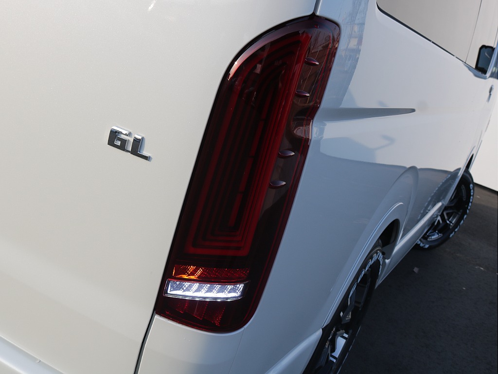 ネオトレースLEDテールランプ装着！！奥行きのある立体的なデザインのかっこいいテールランプになております♪