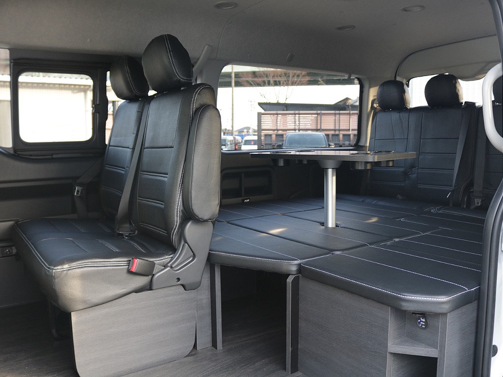 ベットキットやセンターテーブルなどがすでに装着された内装架装ファミリア！！最大10人乗車できちゃいます♪