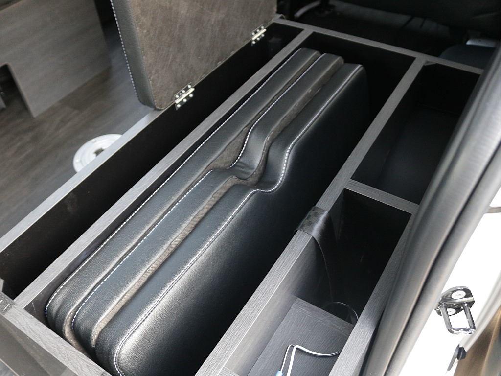 取り外したベットキットは収納スペースもございます！！