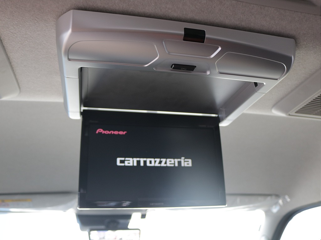 フリップダウンモニターなどもすでに装着されておりますので後部座席の方の快適性もバッチリです♪