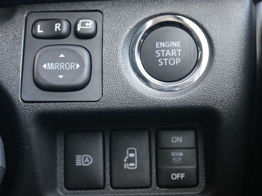 プッシュスタート・ETC・ステアリングスイッチなど運転するうえで役立つ装備が充実しております！