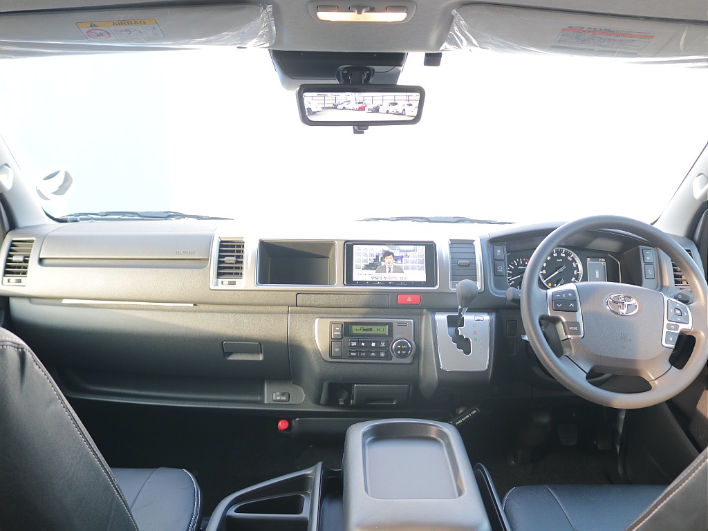 運転席・助手席はワイド幅ならではの広々空間！！長距離ドライブでも快適性ばっちり♪