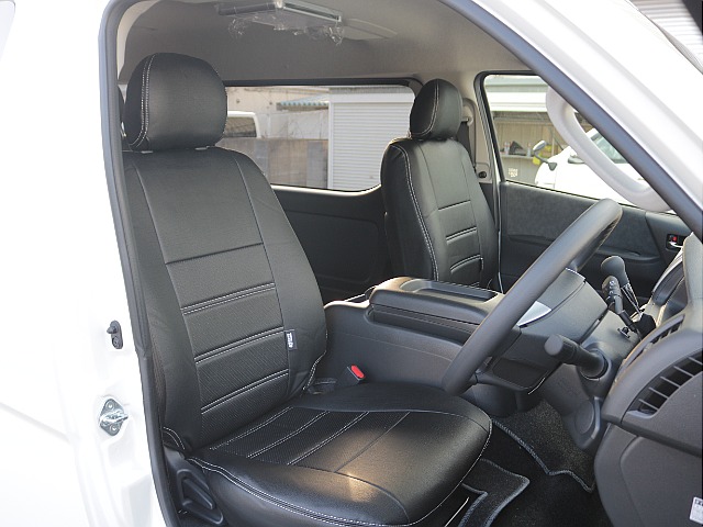 オリジナルシートカバー装着済み！！内装は黒で統一されかっこいい仕様になっております♪
