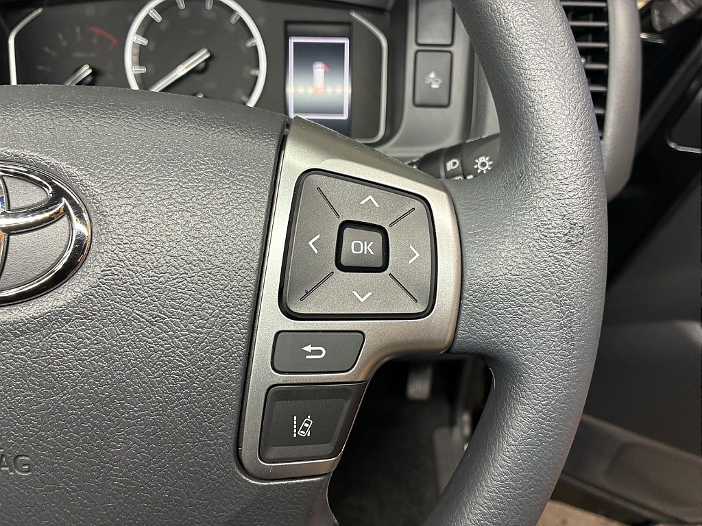 メーター上の液晶もこちらで操作可能です！