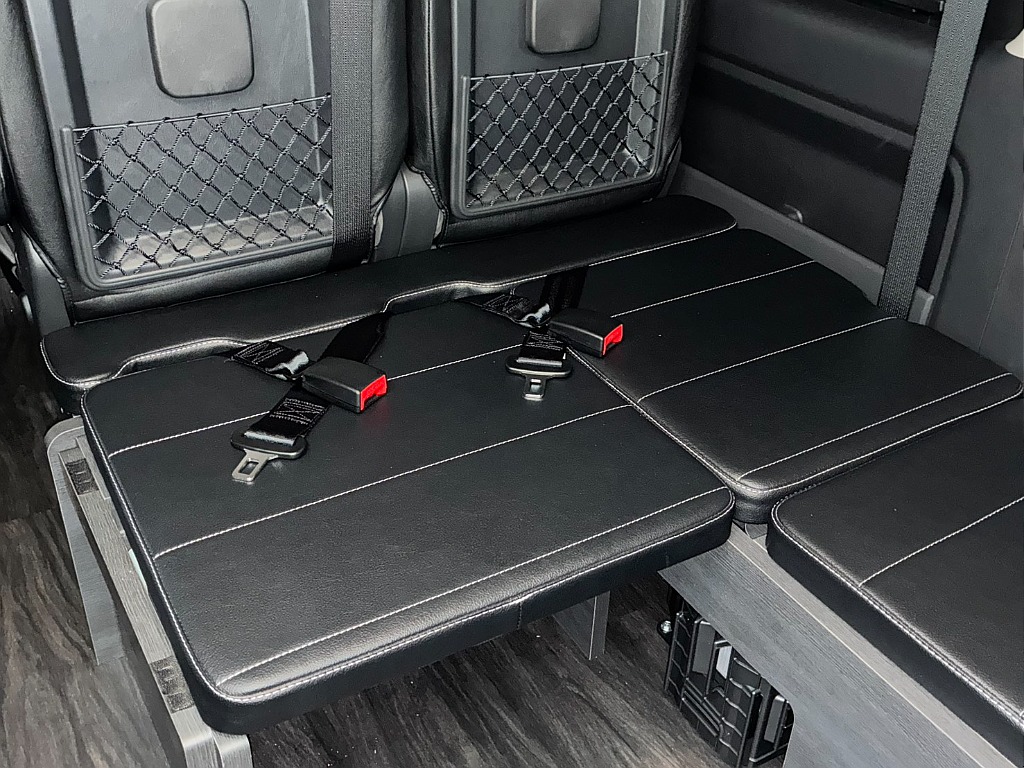 後ろ向き2名乗車となっております！