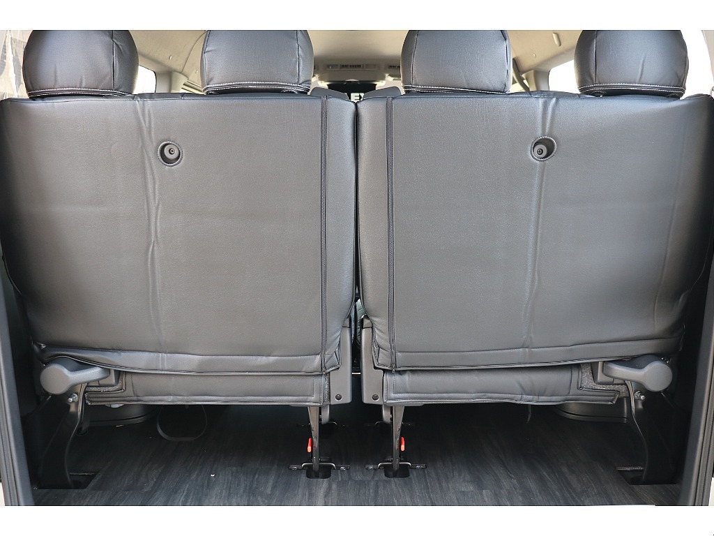 4列目シートは跳ね上げも可能！