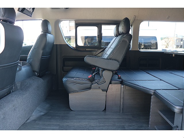 2列目足元も広々！