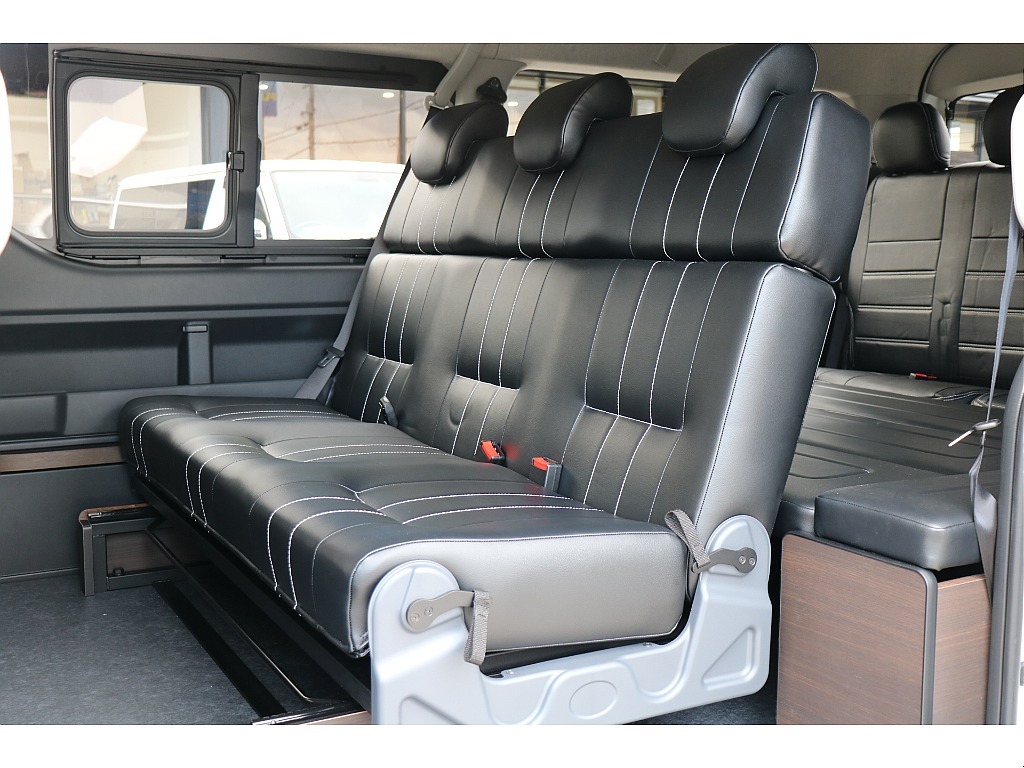 2列目はゆったり3人掛け！