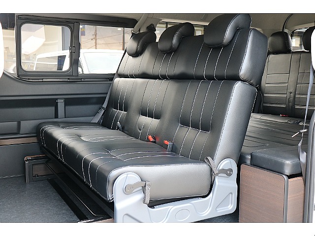 2列目はゆったり3人掛け！