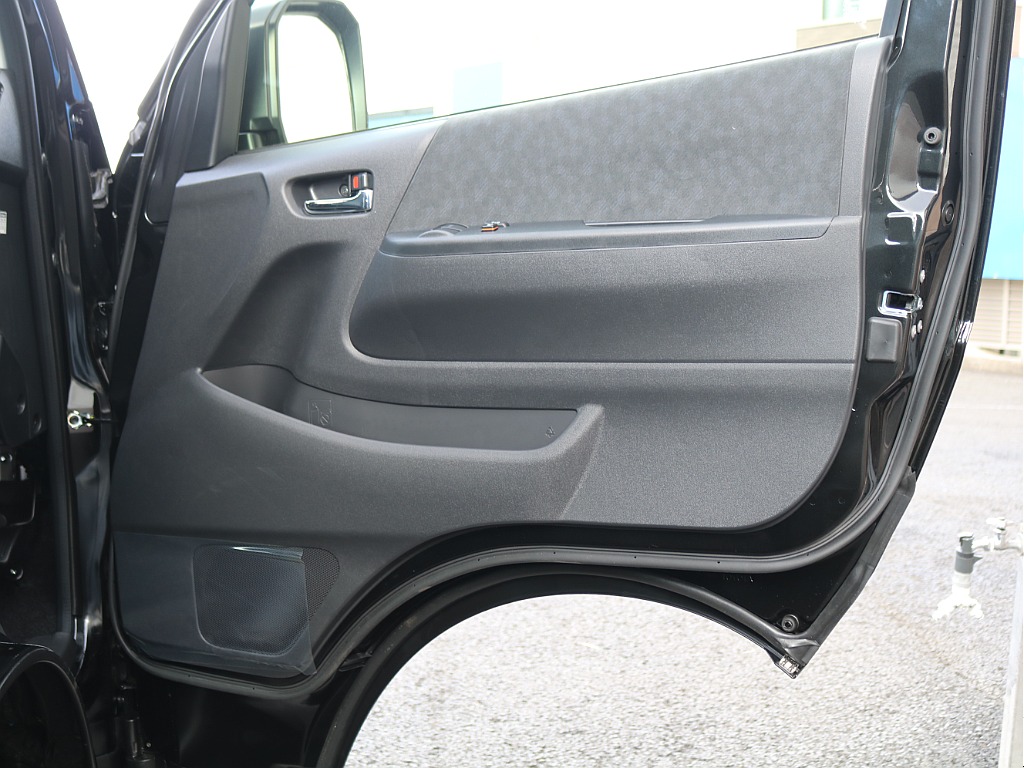 ＦＬＥＸグループは「すべての人に愛車を」をコンセプトに車種別に全国展開中！愛車と一緒に、ライフスタイルを充実させてもらいたいという思いで、ランクル仙台泉店では皆様のご要望になんでもお応えします♪