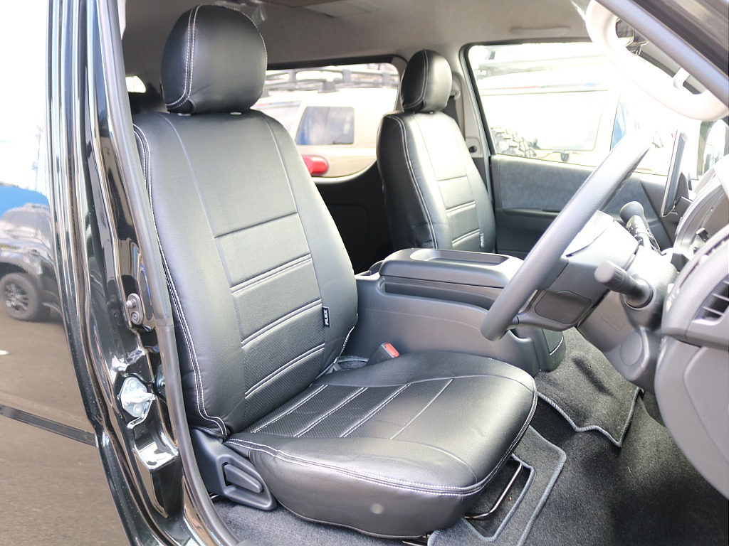 シートはブラックレザー調シートカバーを装着済み♪