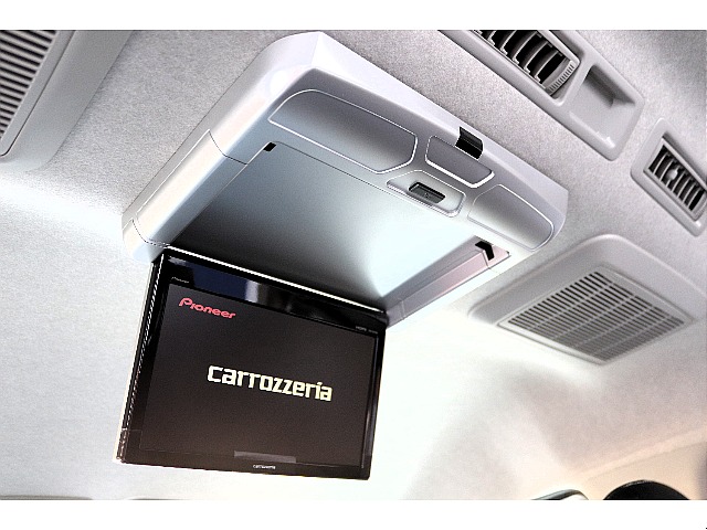 後席フリップダウンモニターも完備！ロングドライブも退屈しません♪