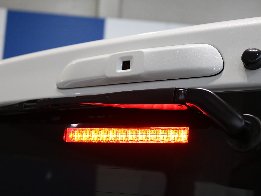 メーカーオプションのデジタルインナーミラー装着済みです☆☆