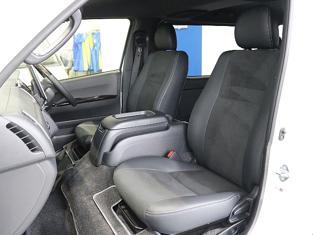 特別仕様限定のハーフレザーシートになっております☆☆