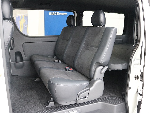 後席も同様にハーフレザーシートになっております☆
