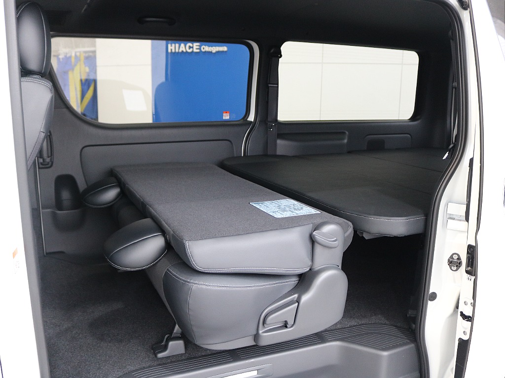 背もたれを倒せばフルフラット展開が可能です☆☆