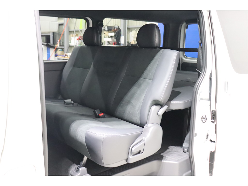 ゆったり座れる3人掛けセカンドシート！