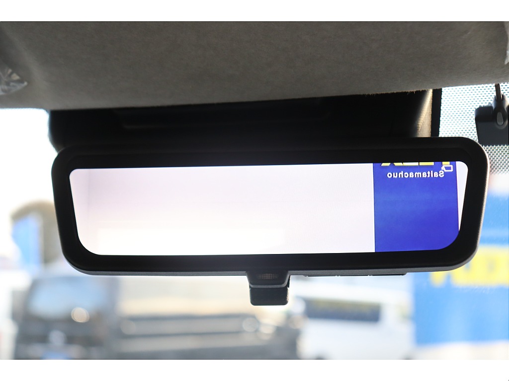 積載時の後方確認も安心なデジタルインナーミラーを完備！