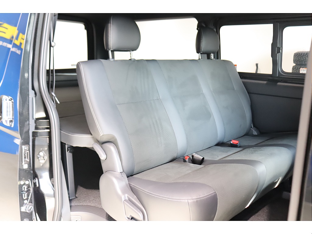 2列目にはゆったり座れる3人掛けシート！