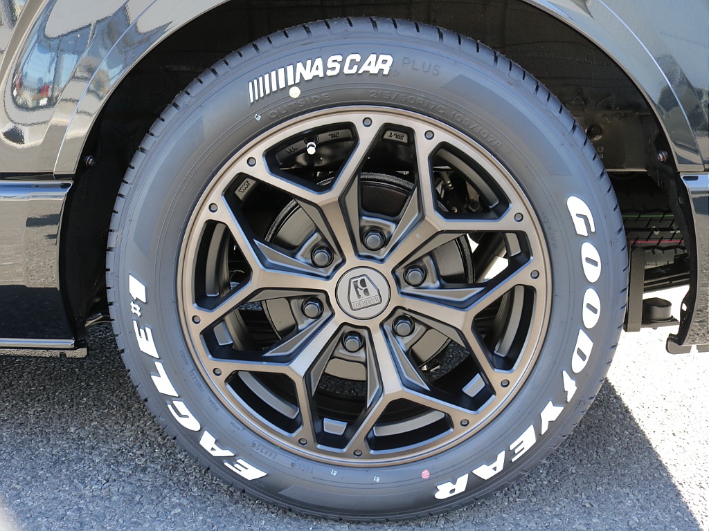 新車ハイエースＶダークプライムⅡ２０００ガソリン２ＷＤカスタム車両入庫！アルパインＢＩＧ－Ｘ１１インチメカレスモデル装備ビルトインＥＴＣ２．０、ＨＤＭＩソケットタイプⅡベットＫＩＴ装着済み！！