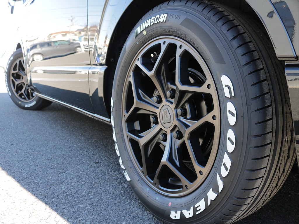 新車ハイエースＶダークプライムⅡ２０００ガソリン２ＷＤカスタム車両入庫！アルパインＢＩＧ－Ｘ１１インチメカレスモデル装備ビルトインＥＴＣ２．０、ＨＤＭＩソケットタイプⅡベットＫＩＴ装着済み！！