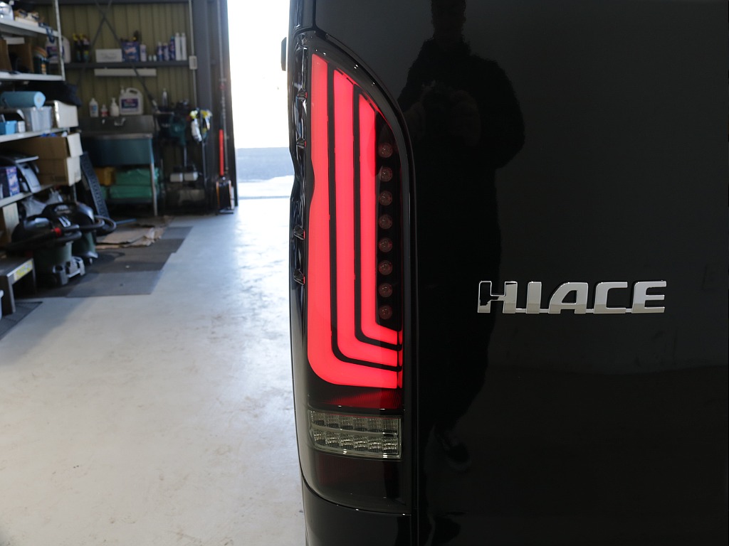 新車ハイエースＶダークプライムⅡ２０００ガソリン２ＷＤカスタム車両入庫！アルパインＢＩＧ－Ｘ１１インチメカレスモデル装備ビルトインＥＴＣ２．０、ＨＤＭＩソケットタイプⅡベットＫＩＴ装着済み！！