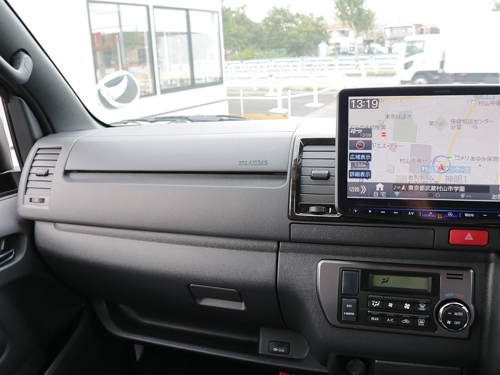 新車ハイエースＶダークプライムⅡ２０００ガソリン２ＷＤカスタム車両入庫！アルパインＢＩＧ－Ｘ１１インチメカレスモデル装備ビルトインＥＴＣ２．０、ＨＤＭＩソケットタイプⅡベットＫＩＴ装着済み！！