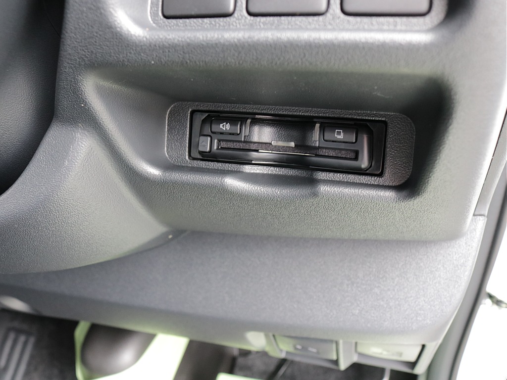 新車ハイエースＶダークプライムⅡ２０００ガソリン２ＷＤカスタム車両入庫！アルパインＢＩＧ－Ｘ１１インチメカレスモデル装備ビルトインＥＴＣ２．０、ＨＤＭＩソケットタイプⅡベットＫＩＴ装着済み！！