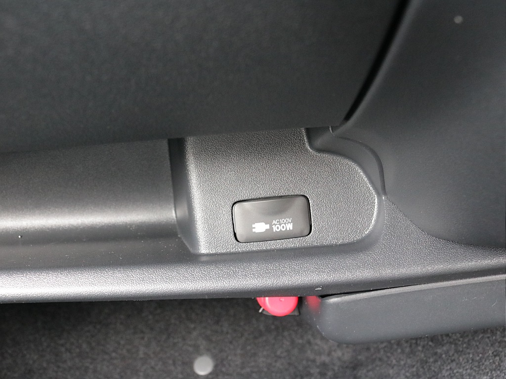 新車ハイエースＶダークプライムⅡ２０００ガソリン２ＷＤカスタム車両入庫！アルパインＢＩＧ－Ｘ１１インチメカレスモデル装備ビルトインＥＴＣ２．０、ＨＤＭＩソケットタイプⅡベットＫＩＴ装着済み！！