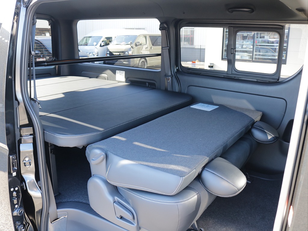 新車ハイエースＶダークプライムⅡ２０００ガソリン２ＷＤカスタム車両入庫！アルパインＢＩＧ－Ｘ１１インチメカレスモデル装備ビルトインＥＴＣ２．０、ＨＤＭＩソケットタイプⅡベットＫＩＴ装着済み！！