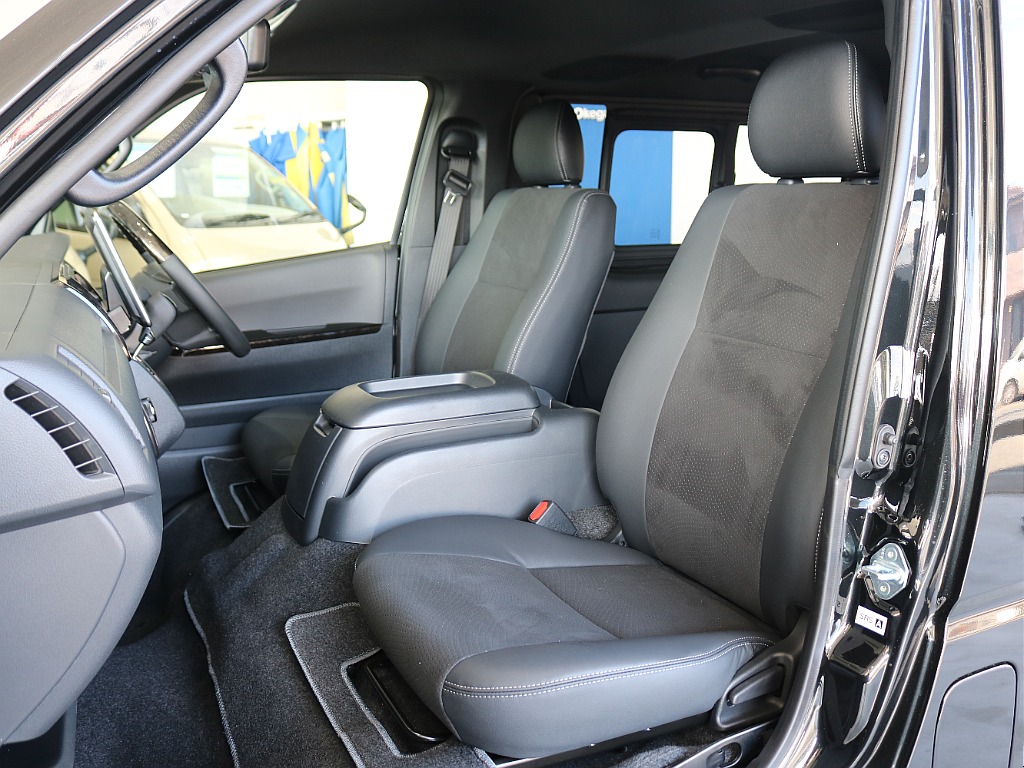 特別仕様限定のハーフレザーシートになっております☆☆