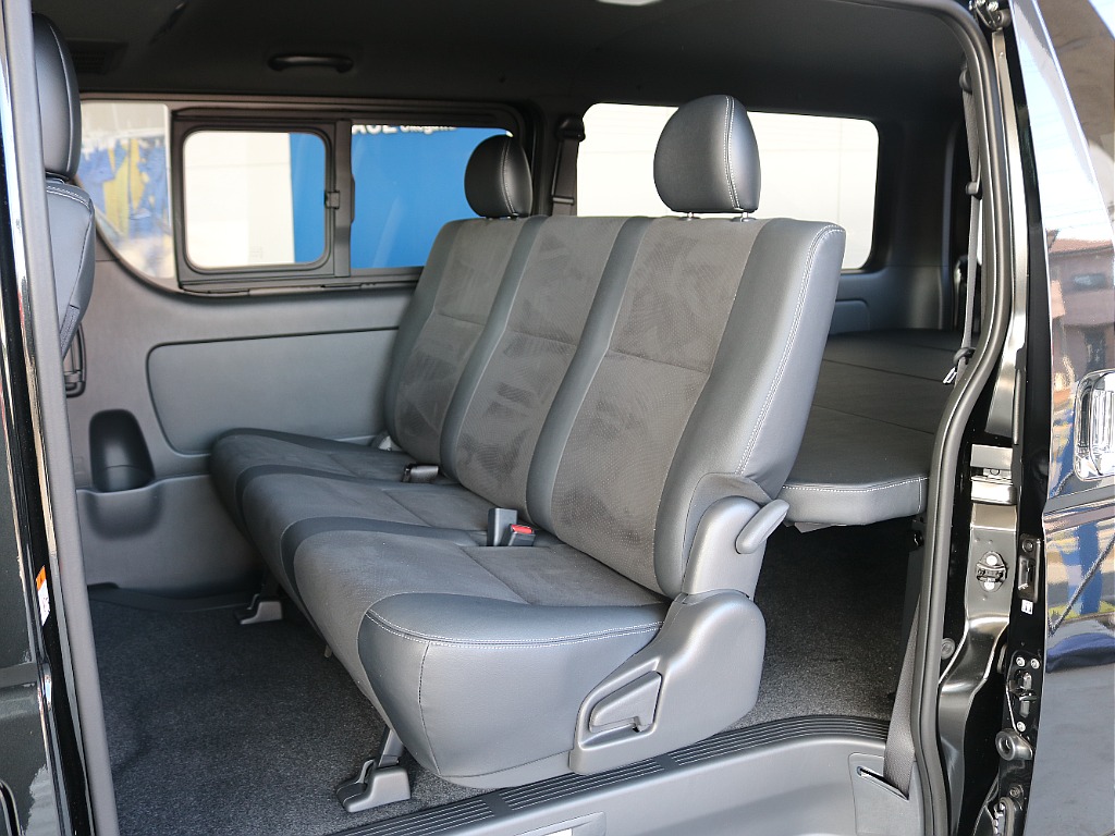 後席も同様にハーフレザーシートになっております☆