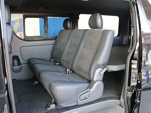 後席も同様にハーフレザーシートになっております☆