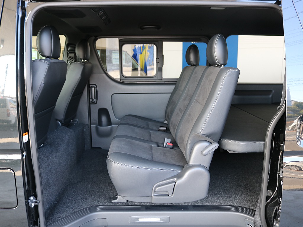 セカンドシートは3人掛けになります☆☆