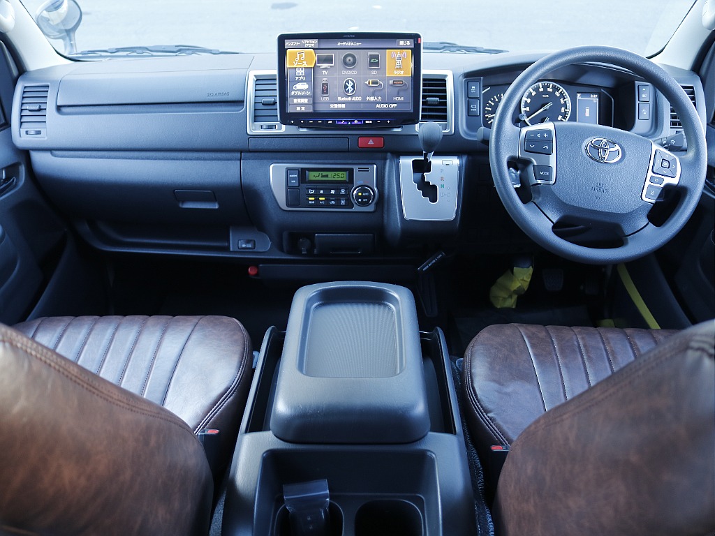 運転席周り☆ 外装色に合わせたクラシックな内装です♪