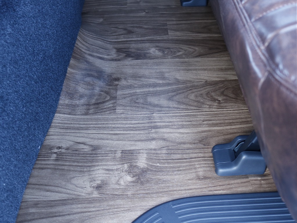 リアにはフローリング施工☆ 何をするにも便利な装備です♪