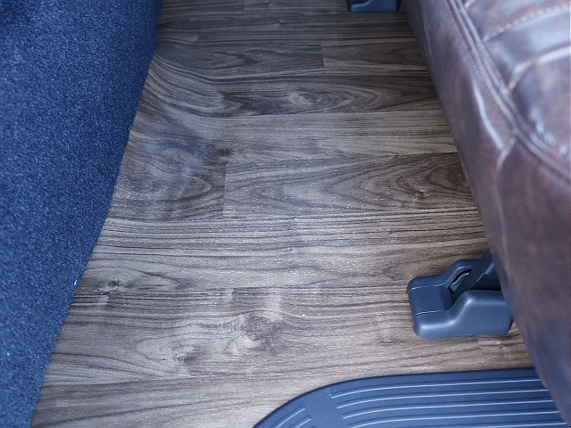 リアにはフローリング施工☆ 何をするにも便利な装備です♪